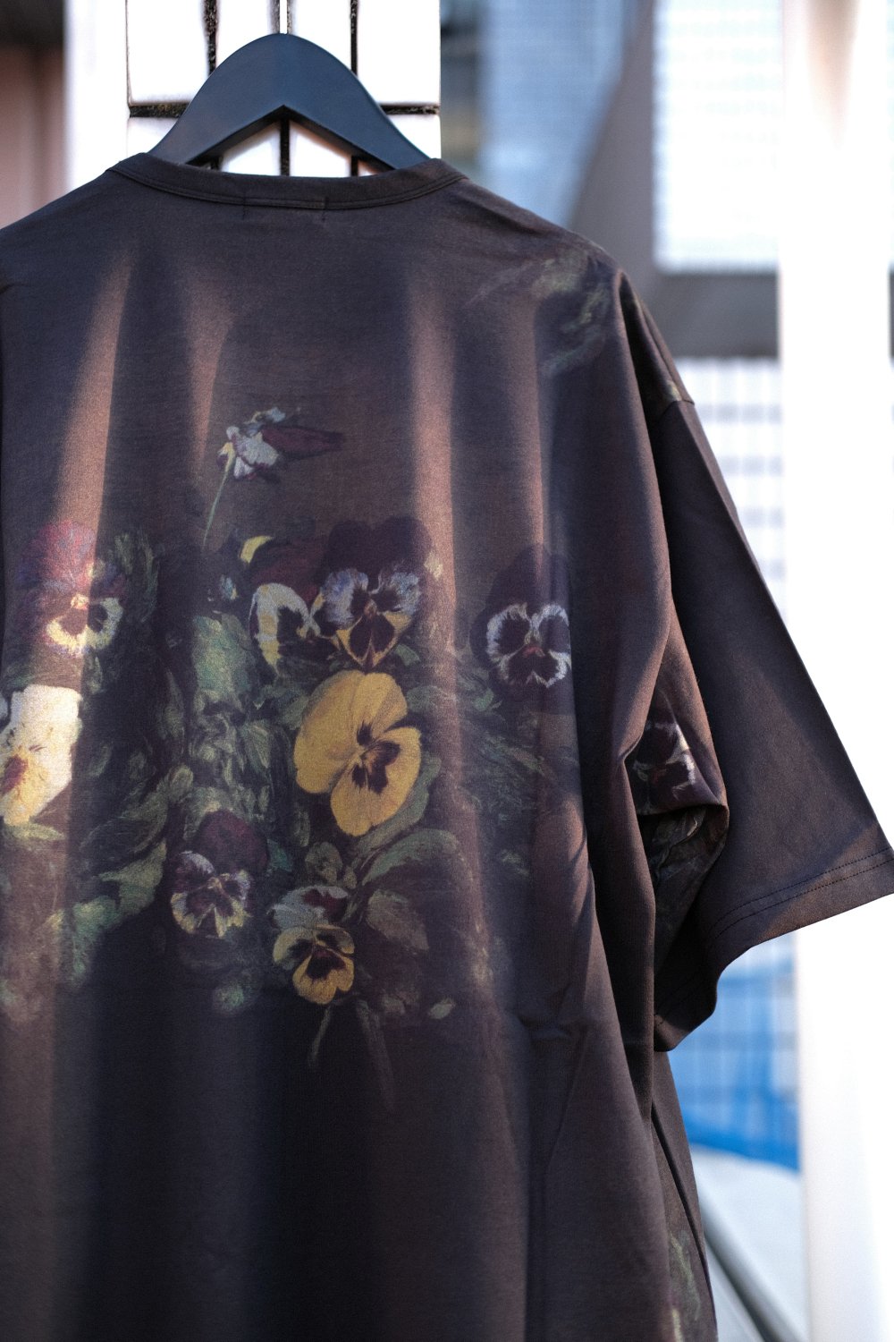 LAD MUSICIAN [ラッドミュージシャン] T-CLOTH SUPER BIG FLOWER T-SHIRT ＜スーパービッグフラワーTシャツ/ 花柄/パンジー＞ 2124-712 2024SS ダークブラック