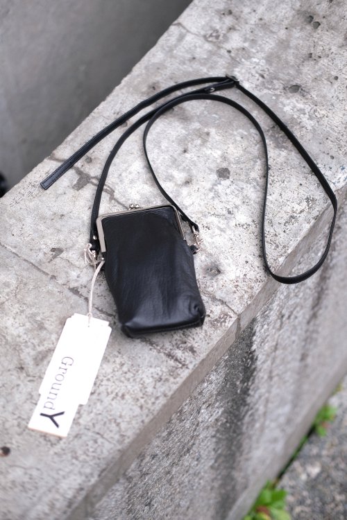 Ground Y [グラウンドワイ] Cow Leather Clasp Shoulder Bag ＜レザーがまぐちショルダーバッグ/スマホケース＞  GS-I07-702 ブラック