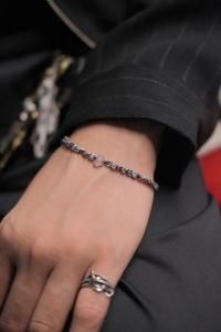 <img class='new_mark_img1' src='https://img.shop-pro.jp/img/new/icons3.gif' style='border:none;display:inline;margin:0px;padding:0px;width:auto;' />ڥ饹1gunda [] ROUGH BRACELET֥쥹åȡ SILVER