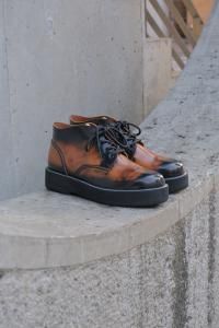 <img class='new_mark_img1' src='https://img.shop-pro.jp/img/new/icons2.gif' style='border:none;display:inline;margin:0px;padding:0px;width:auto;' />glamb  Four Holes Chukka Boots/եۡå֡ GB0125/AC01 2025SS BROWN