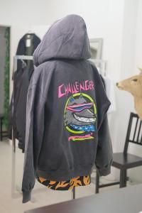 <img class='new_mark_img1' src='https://img.shop-pro.jp/img/new/icons2.gif' style='border:none;display:inline;margin:0px;padding:0px;width:auto;' />CHALLENGER �����󥸥㡼 NEON WOLF ZIP HOODIE �ͥ��󥦥�եѡ����� CLG-SW 025-016 2025AW 2��Ÿ��