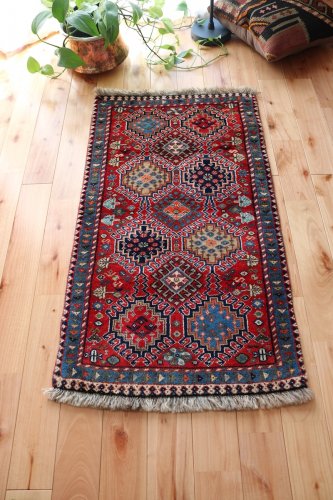 ちょうど良いサイズのペルシャ絨毯　シラーズ　ヤレメ　91x52cm