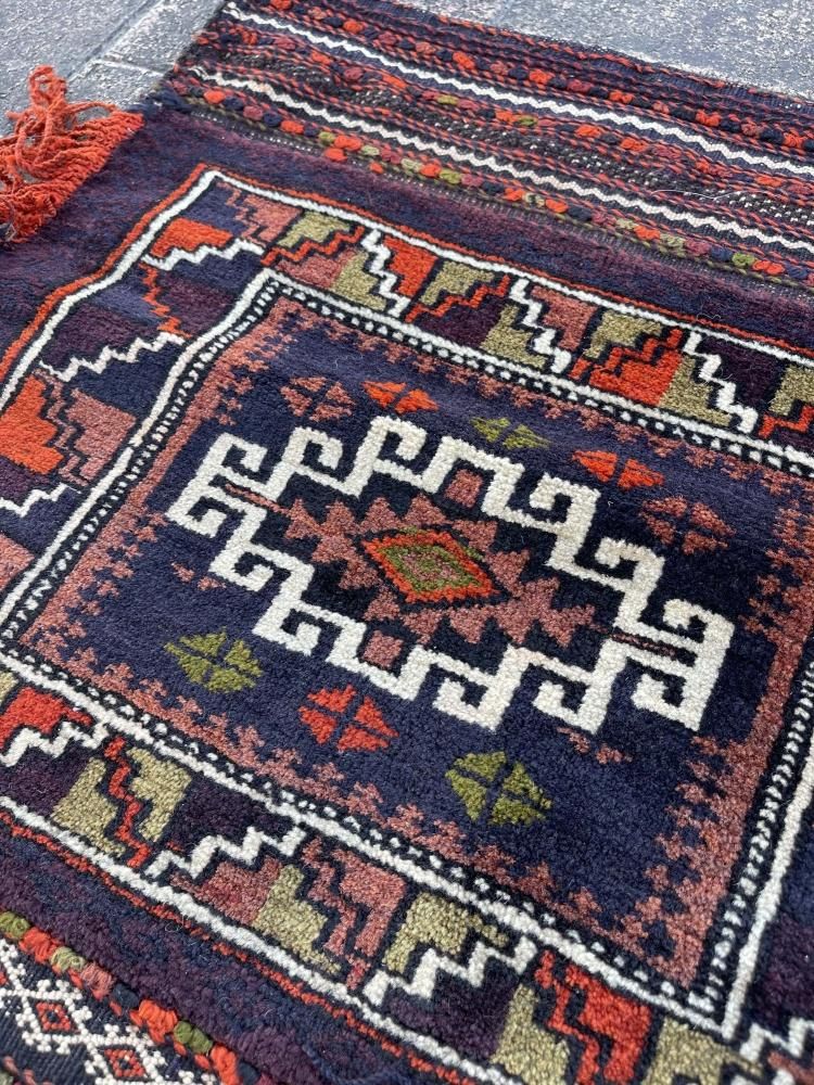 チッチラグ】バルーチ トライバルラグ 濃紺と朱色*135cm×90cm www