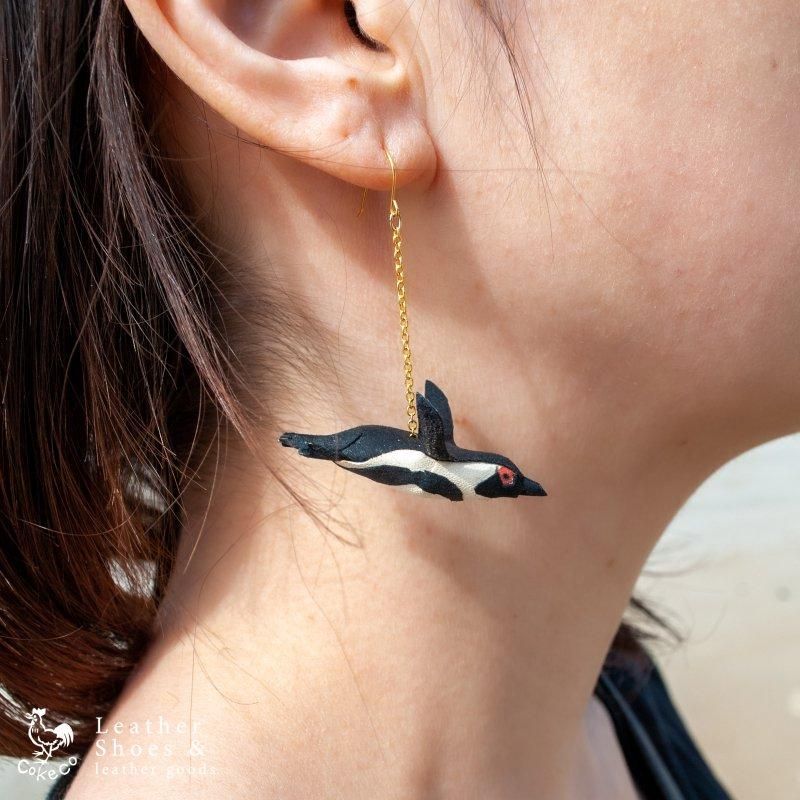 空飛ぶケープペンギンピアス・イヤリング（片耳）台座付 - cokeco