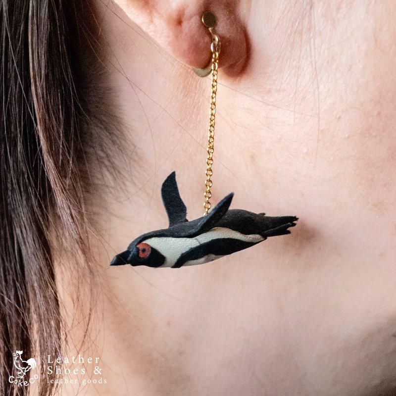 空飛ぶケープペンギンピアス・イヤリング（片耳）台座付 - cokeco