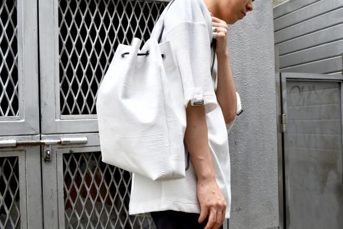 カガリユウスケ(KAGARI YUSUKE)の白壁 ナップサックの通販 カガリユウスケ(KAGARI YUSUKE)の白壁 ナップサックの通販