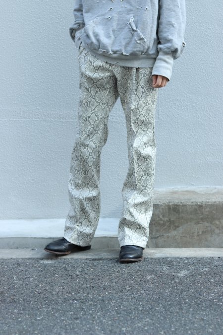 ー］MINUS SUSTAINNABILITY PYTHON TROUSERS-