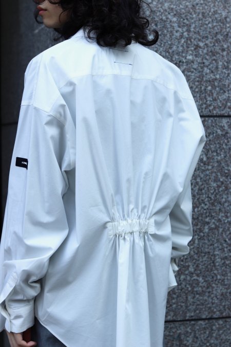 SYU.HOMME/FEMM（シュウ オム フェム）のOver back gather shirt-WHITE