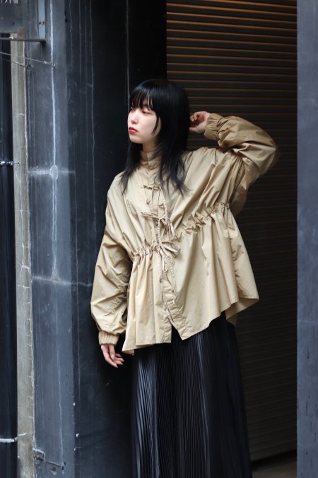 BELPER（ベルパー）のGATHERED NYLON SHIRT-BEIGE（ギャザーナイロン