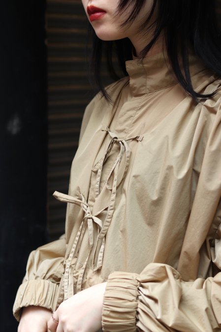 BELPER（ベルパー）のGATHERED NYLON SHIRT-BEIGE（ギャザーナイロン 