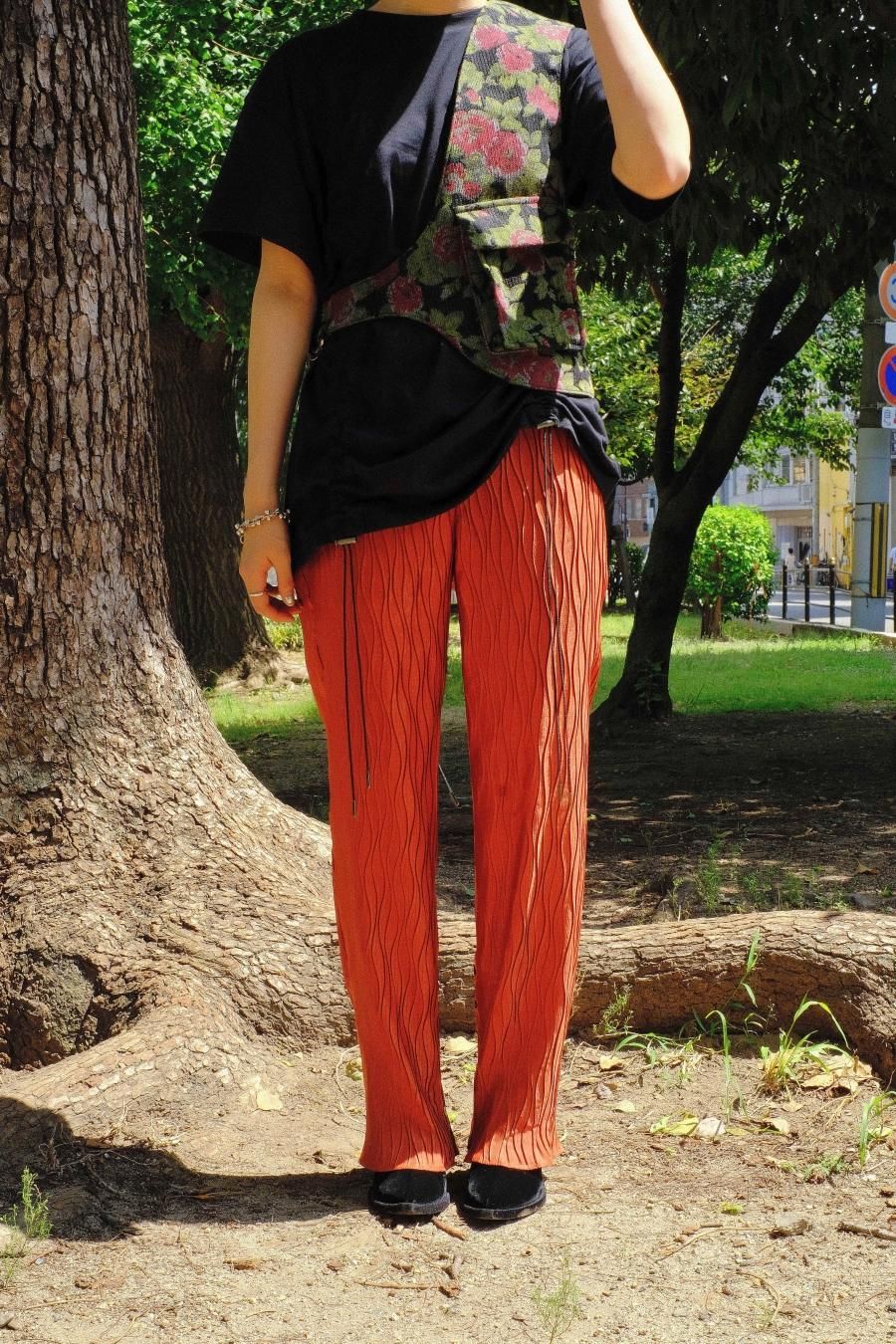 BELPER（ベルパー）のWAVE PLEATED LACE STRAIGHT PANTS-ORANGE 