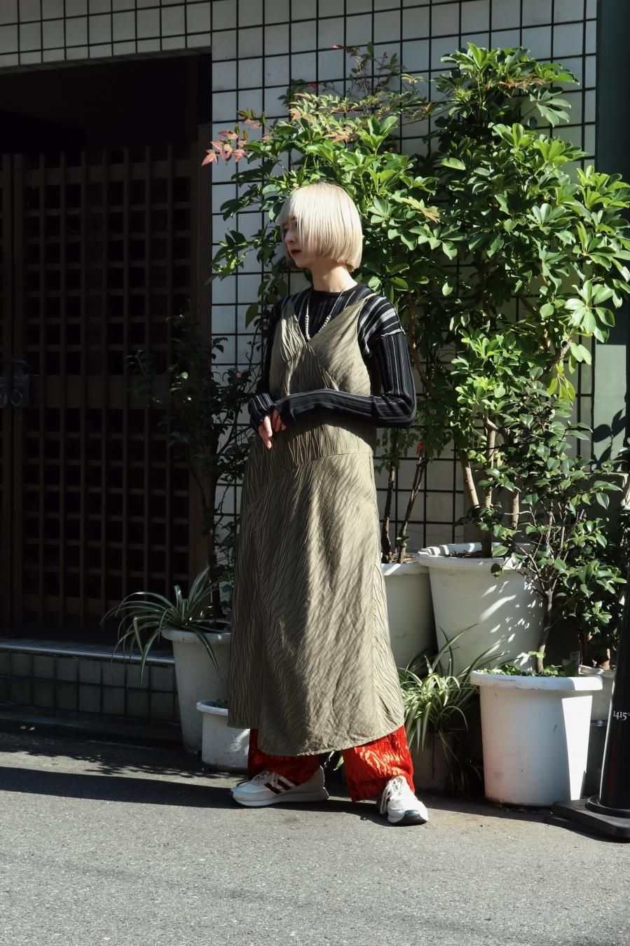 BELPER(ベルパー)のPLEATED DRESS-KHAKI(ノースリーブドレス BELPER(ベルパー)のPLEATED DRESS-KHAKI(ノースリーブドレス