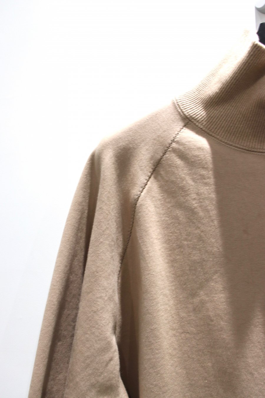 KIIT（キート）のSUPIMA COTTON STRETCH PILE ZIGZAG STITCH TURTLE NECK  TOPS-BEIGE（タートルネック）の通販サイト-大阪 堀江 PALETTE art alive（パレットアートアライヴ）-