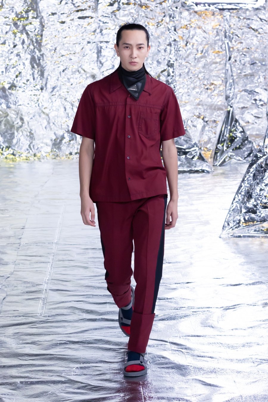 YUKI HASHIMOTO（ユウキ ハシモト）のSIDE LINED TROUSERS BURGANDY（スリムパンツ）の通販サイト-大阪 堀江  PALETTE art alive（パレットアートアライヴ）-