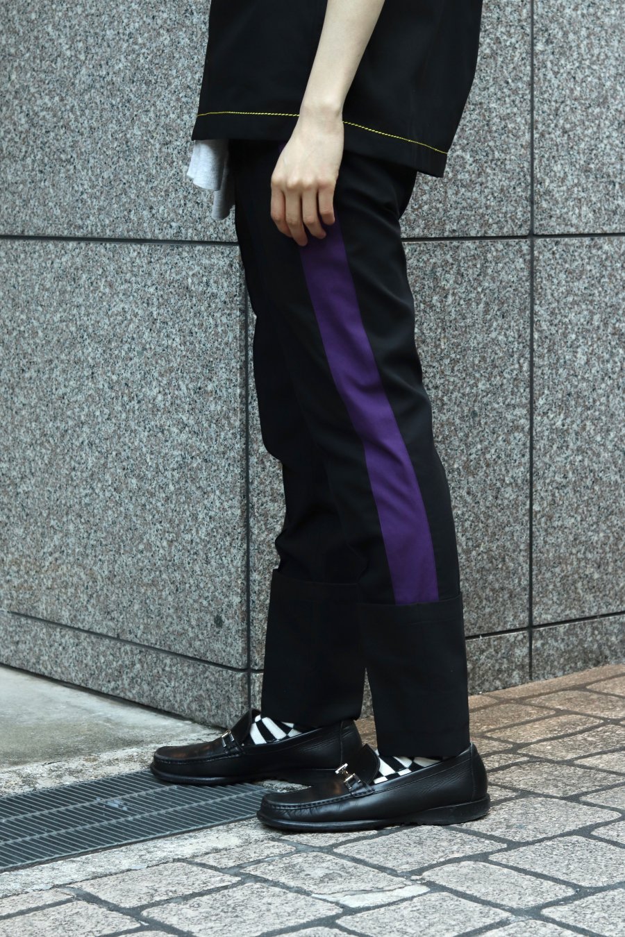 YUKI HASHIMOTO（ユウキ ハシモト）のSIDE LINED TROUSERS BLACK（スリムパンツ）の通販サイト-大阪 堀江  PALETTE art alive（パレットアートアライヴ）-