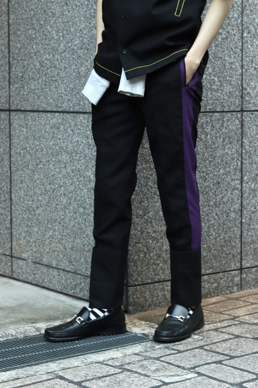 YUKI HASHIMOTO（ユウキ ハシモト）のSIDE LINED TROUSERS BLACK（スリムパンツ）の通販サイト-大阪 堀江  PALETTE art alive（パレットアートアライヴ）-