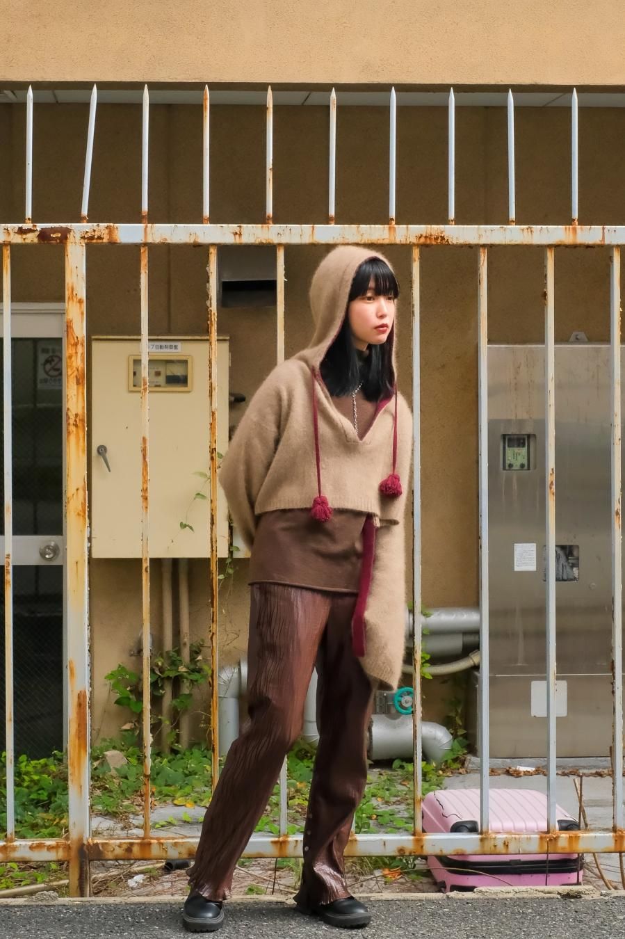 BELPER（ベルパー）のGLOSSY PLEATED PANTS BROWN（パンツ）の