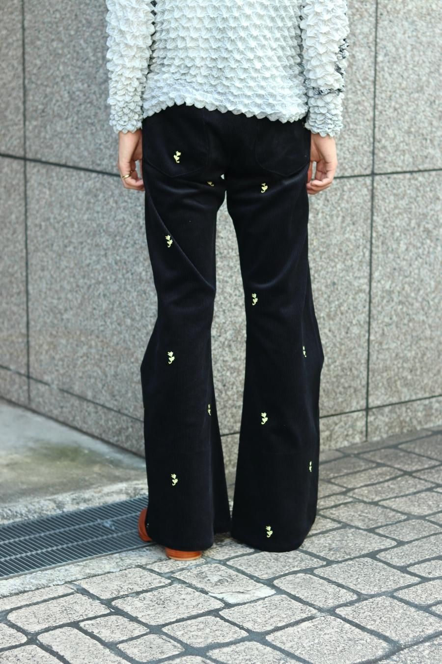 MASU（エムエーエスユー）のSEAMLESS BELL BOTTOM TROUSERS BLACKの 