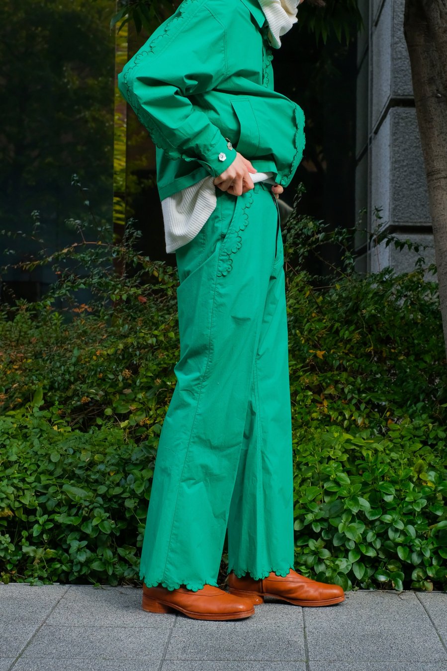 MASU（エムエーエスユー）のSCALLOP FLARE PANTS GREENの 