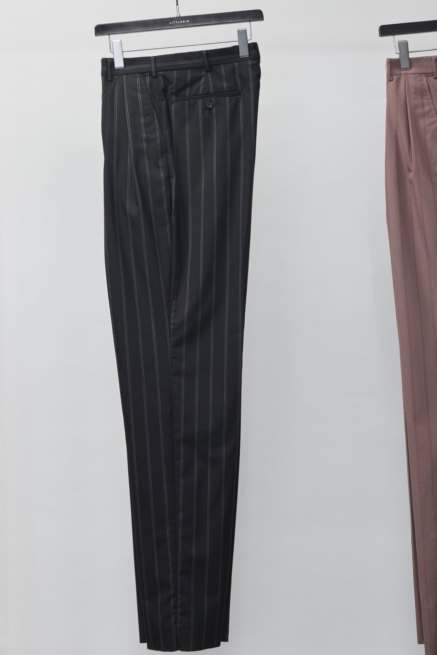 LITTLEBIG（リトルビッグ）の22ss Tucked Tapered Trousers Black（タックドトラウザーズ）の通販サイト-大阪  堀江 PALETTE art alive（パレットアートアライヴ）-