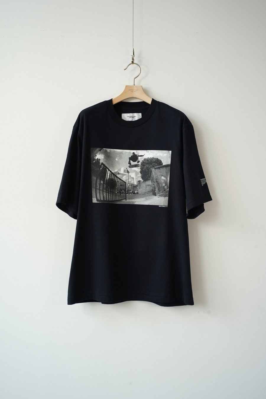 JOHN MASON SMITH × MIKE O’MEALLY  LUCIEN NOLLIE HEEL S/S T-SHIRT<img class='new_mark_img2' src='https://img.shop-pro.jp/img/new/icons15.gif' style='border:none;display:inline;margin:0px;padding:0px;width:auto;' />