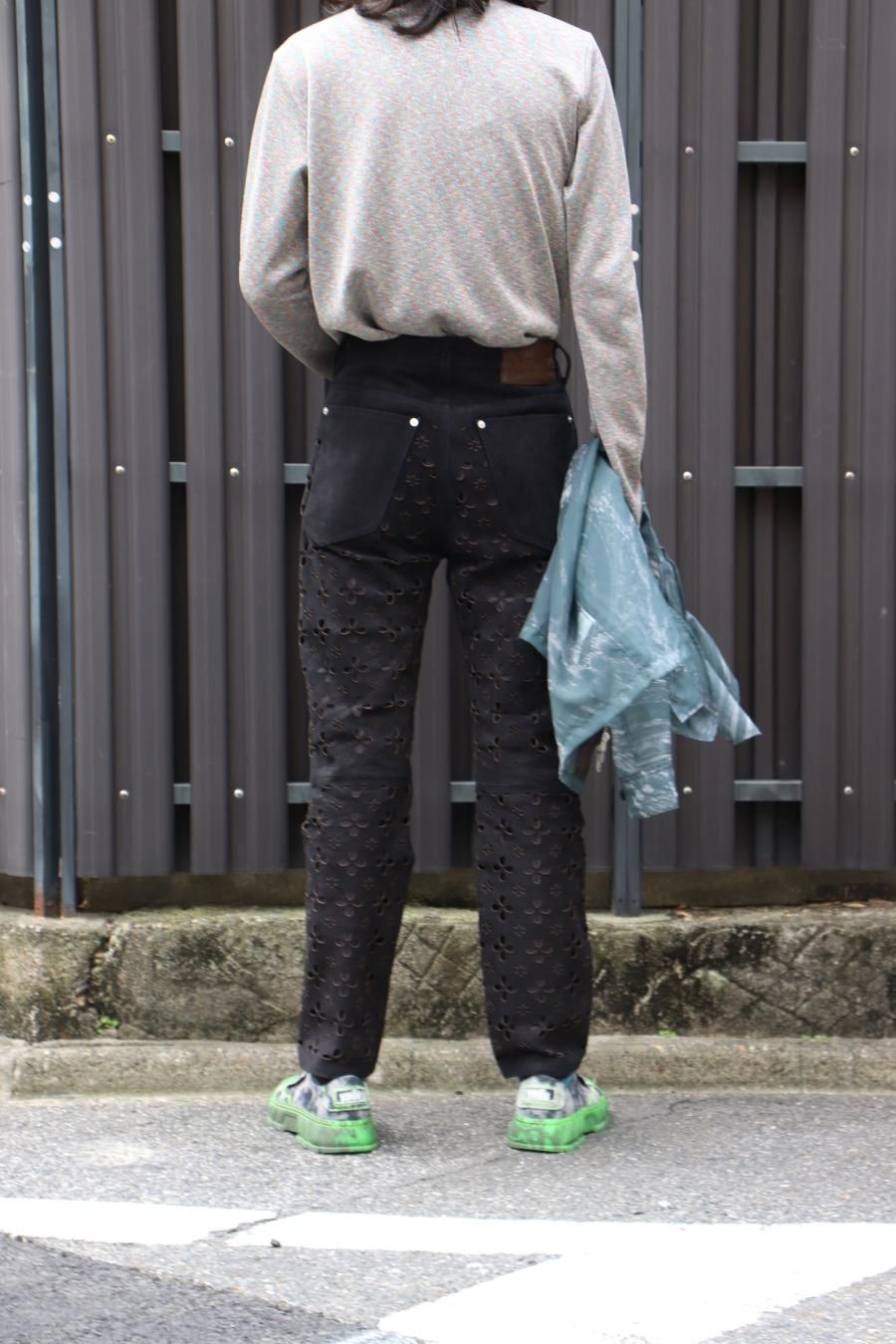 MASU（エムエーエスユー）のFLOWER-CUT LEATHER PANTS BLACKの通販