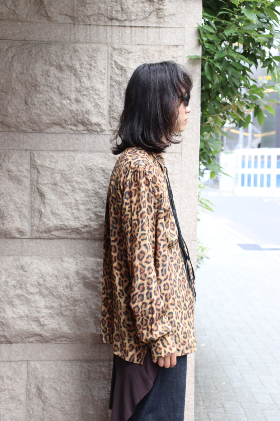 MASU（エムエーエスユー）のZIP-UP LEOPARD SILK SHIRT BROWNの通販