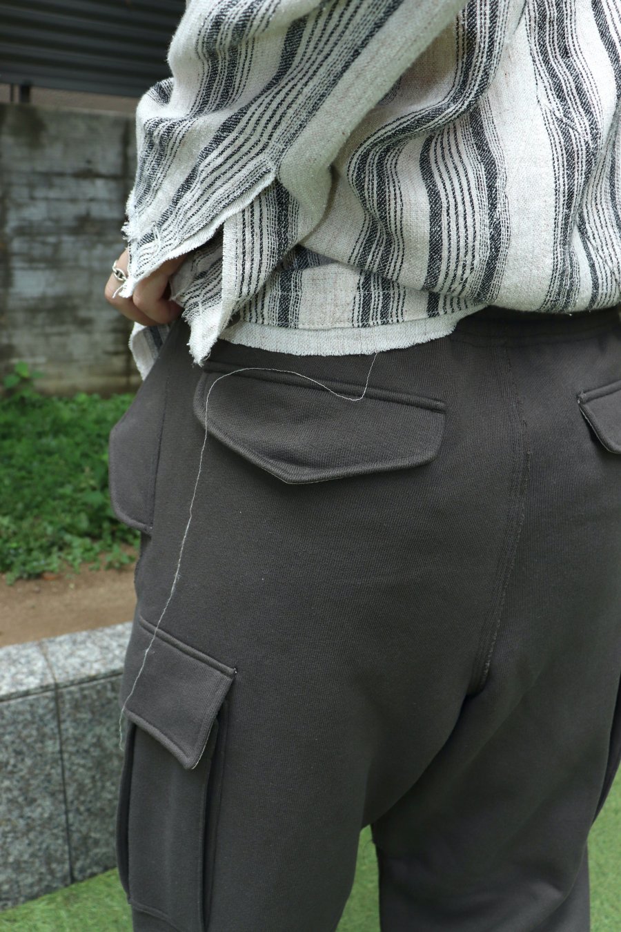 SUGARHILL（シュガーヒル）のRAW EDGE CARGO SWEAT PANTS CHARCOAL