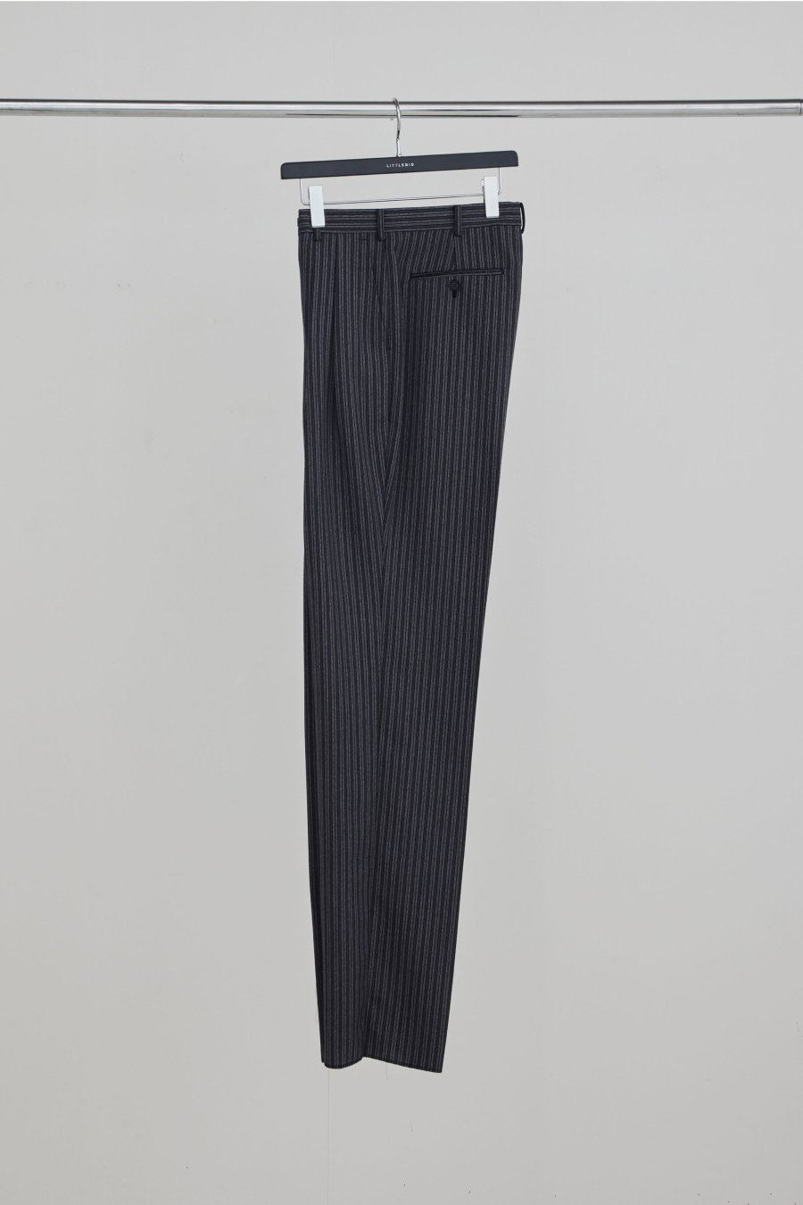LITTLEBIG（リトルビッグ）のStripe 2Tucked Trousers Blackの通販