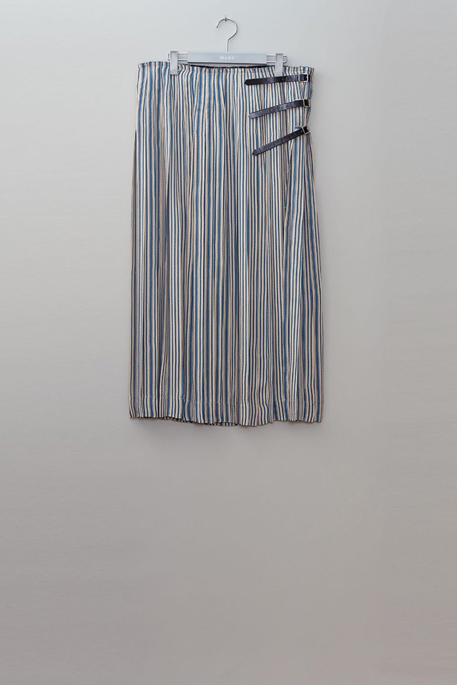 MASU（エムエーエスユー）のHICKORY PLEATS WRAPPED SKIRT BLUEの通販