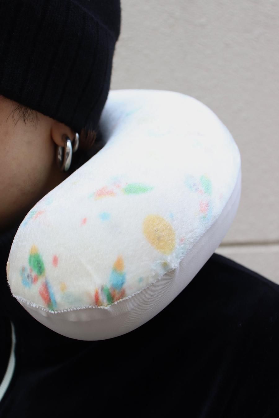 MASU（エムエーエスユー）のPRINT VELOUR NECK PILLOW CREAMの