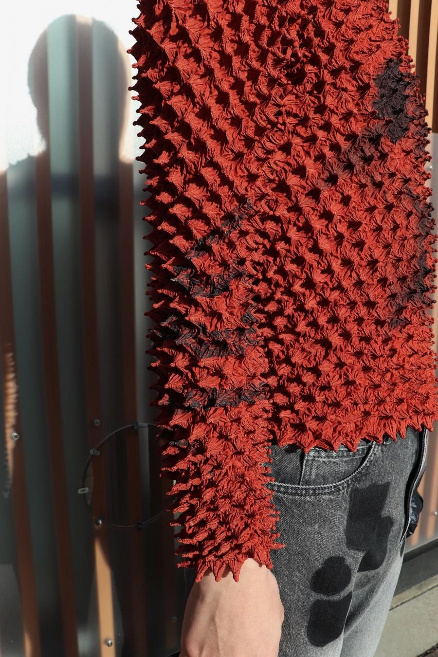 MASU（エムエーエスユー）のSPIKY SWEATSHIRT REDの通販サイト