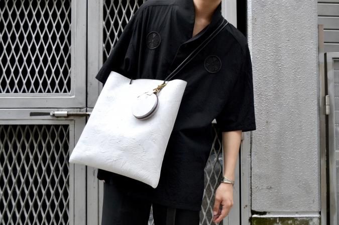 カガリユウスケ（KAGARI YUSUKE）の白壁 吊るすコインケースの