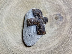 【ロシア産】 スタウロライト 原石 Staurolite 十字石 母岩付き　A