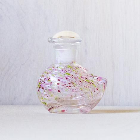 角砂糖の上に描かれた立体的な薔薇の花。紅茶に入れるとフワっと