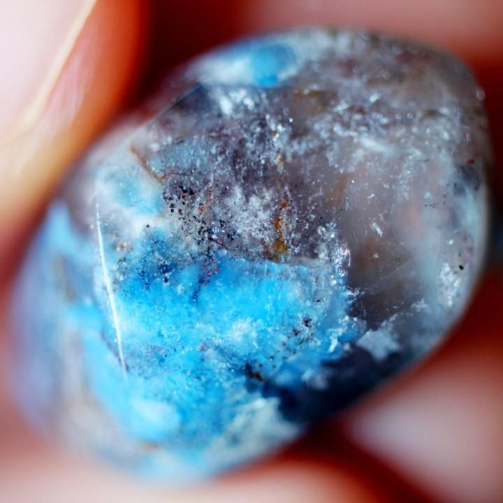 パパゴアイト入り水晶(南アフリカ産) パパゴアイト宝石：特性、意味、価値など