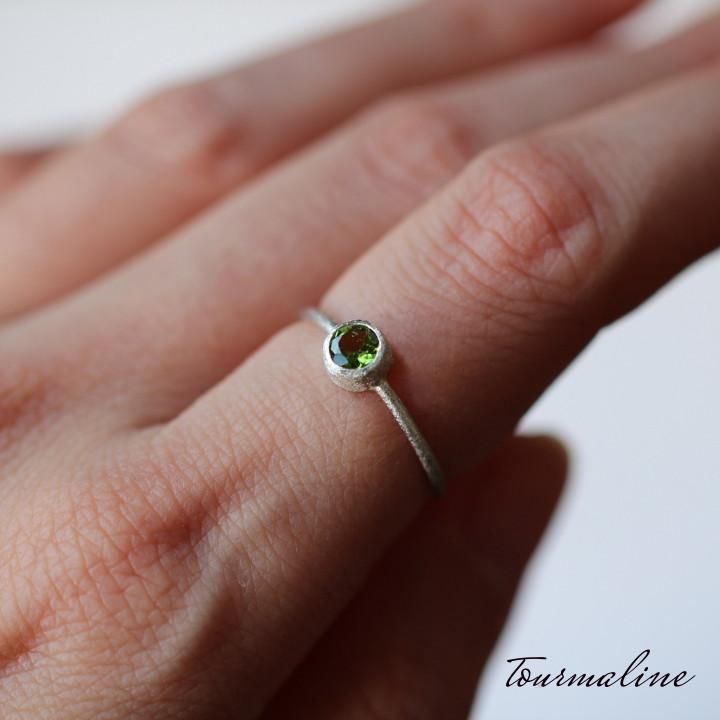 ブラジル産トルマリンリング‼️樅木グリーン❣️クリスマスカラー‼️16.5〜17サイズ ブラジル産トルマリンリング‼️樅木グリーン❣️クリスマス