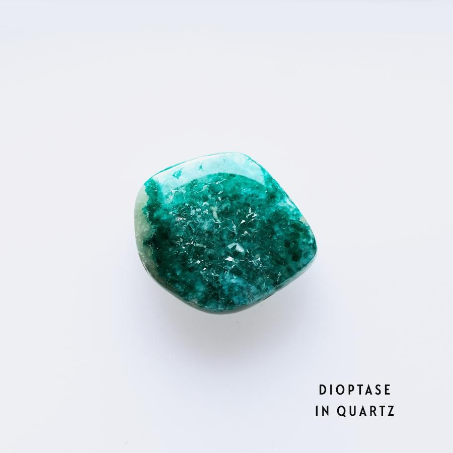 Dioptase in Quartz ダイオプテーズ in クォーツ／ナミビア産