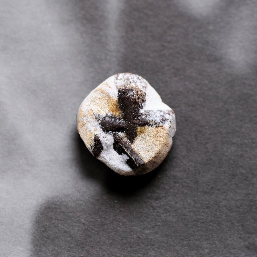 Staurolite スタウロライト 十字石／Khibiny Kola peninsula Russia 