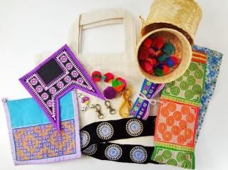 モン族手刺繍タペストリー（縦型） – the ETHNORTH GALLERY