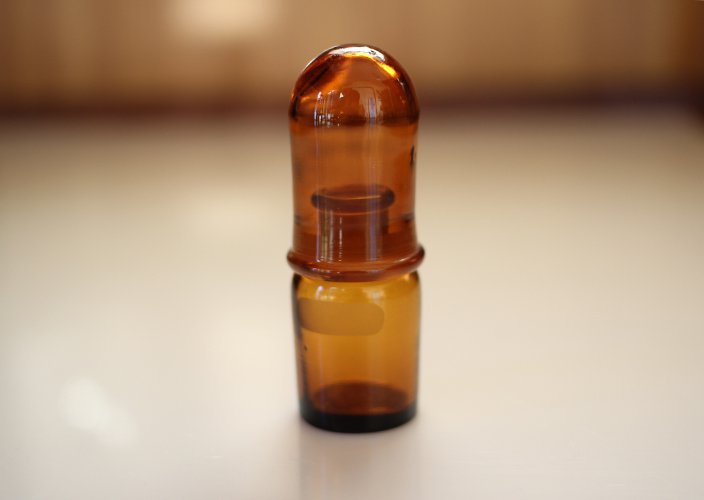 昭和レトロな丸みのある蓋つきガラス薬瓶（ブラウン） - 暮らしの