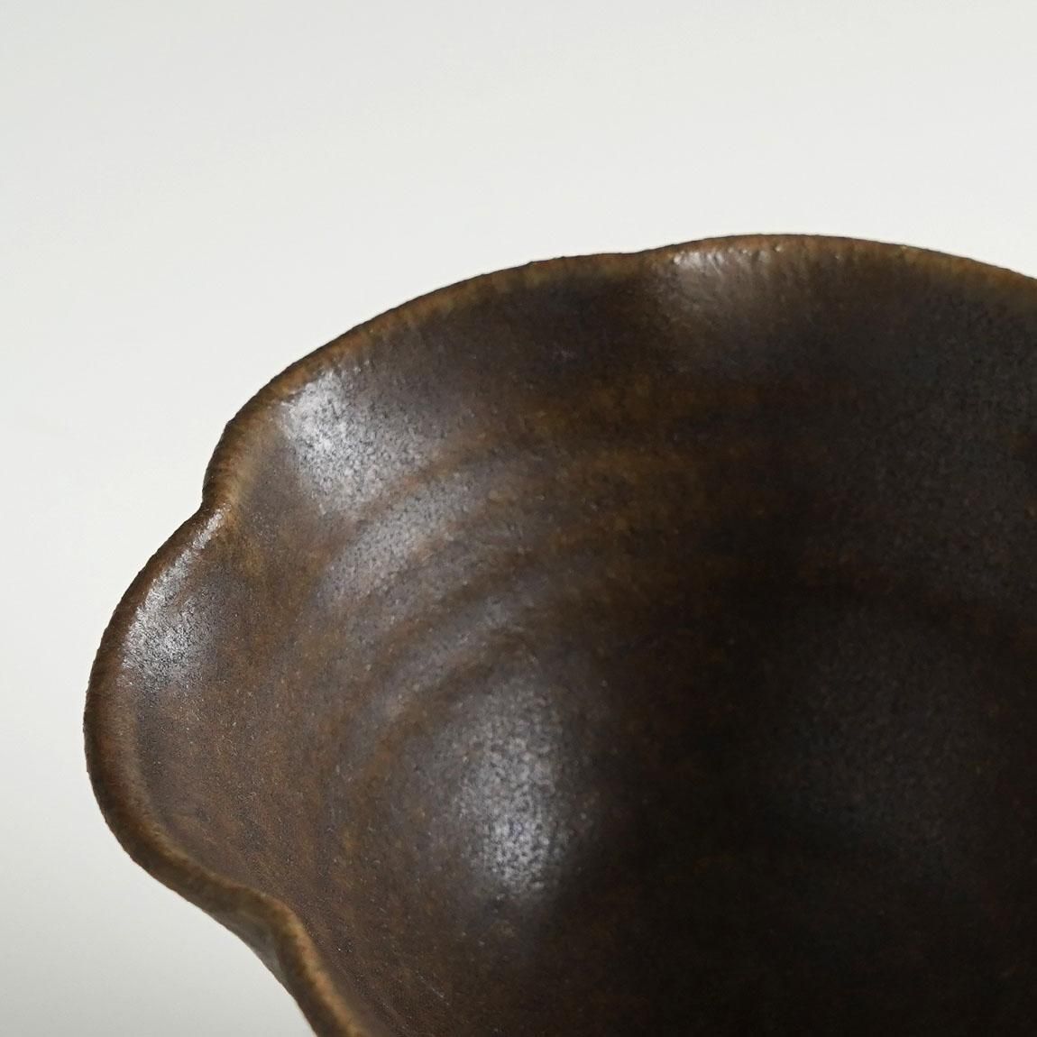 古谷浩一 | 輪花高台鉢 | サビ釉（茶） | 小鉢 - Anchor Bridge