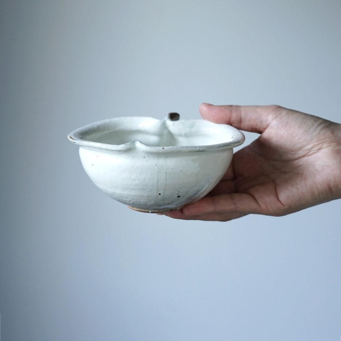 古谷浩一 りんご鉢 小 鉄散（白） 15cm［古谷製陶所］ | 心温まる器の