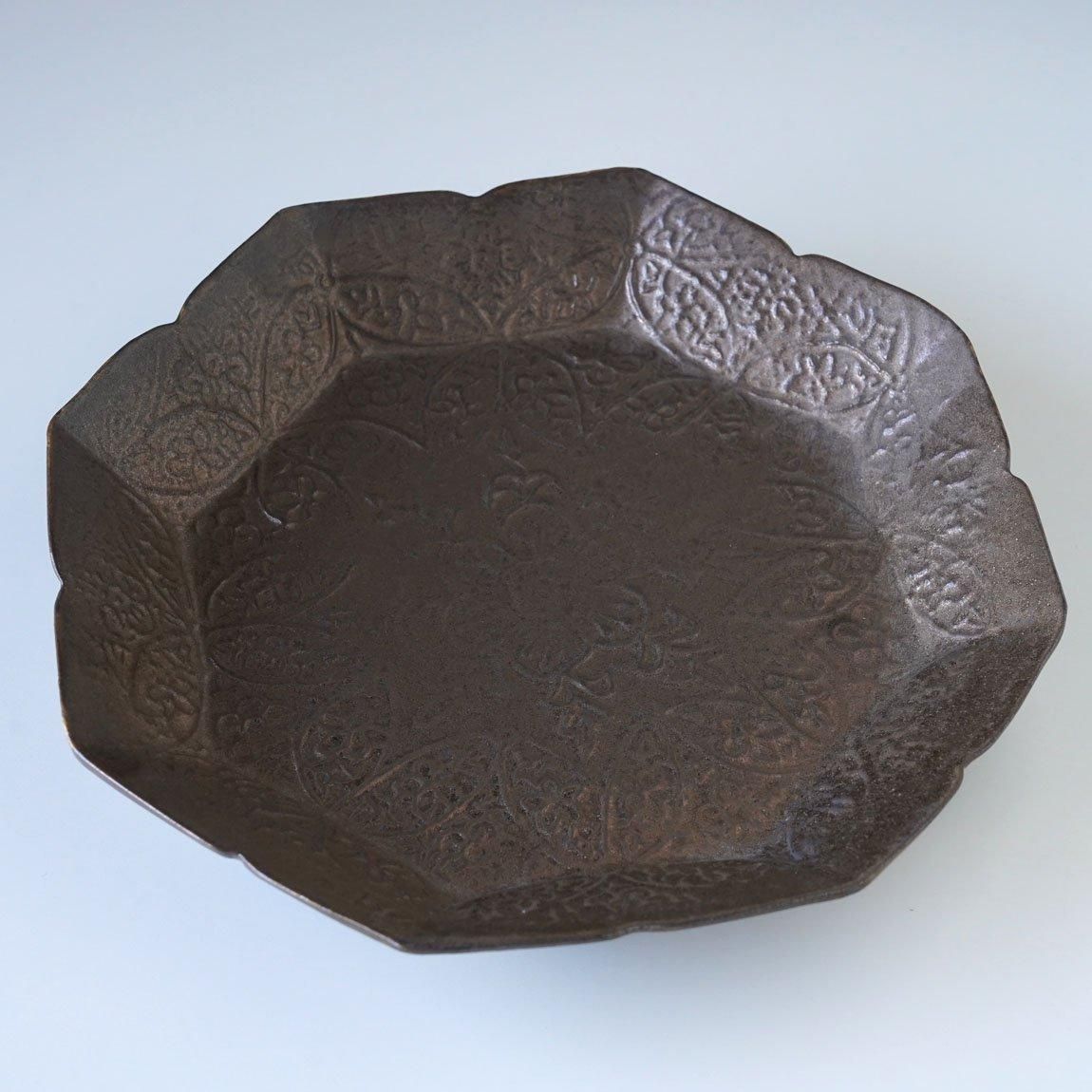 宝暦期献上本金彩色絵撫子蝶飛七宝繋文陽刻桐葉鍵高台七寸変形皿　検本歌鍋島 宝暦期献上本金彩色絵撫子蝶飛七宝繋文陽刻桐葉鍵高台七寸変形皿