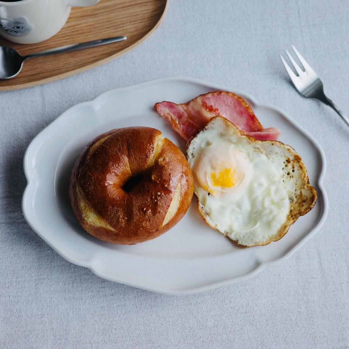 かもめ製作所 花リムオーバルプレート | 白つや釉 | 23cm - Anchor