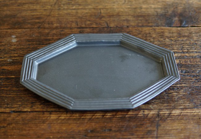 八角ボーダーリム皿（黒マット） - 暮縞table