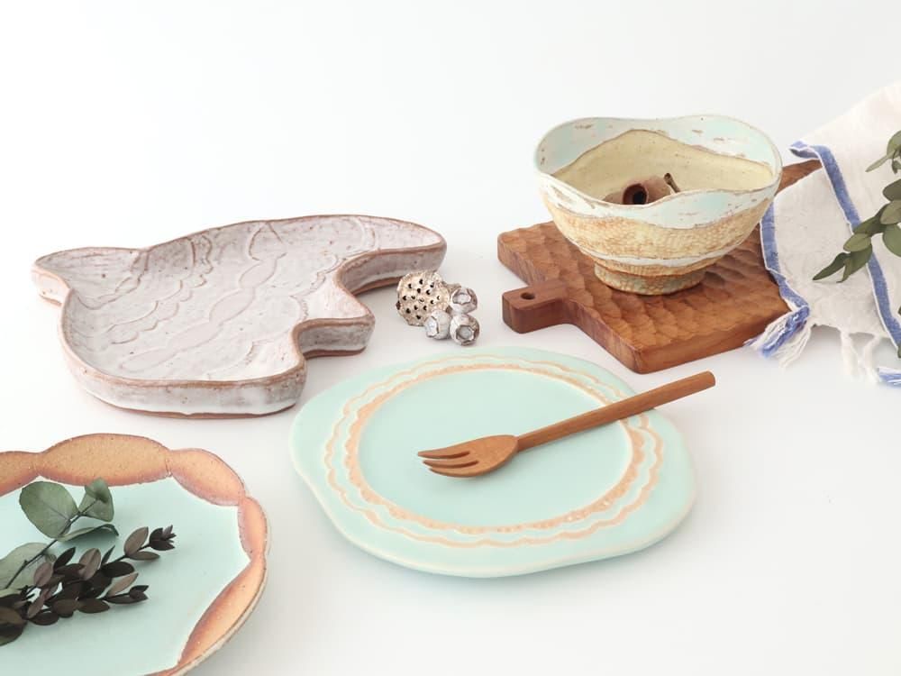 とみぃ　新品　陶器　陶芸作家　黒のプレート皿3枚 239 UTSUWA gallery芦屋貴兆陶家 | 黒翡翠釉の深い緑に、花鳥の彫り
