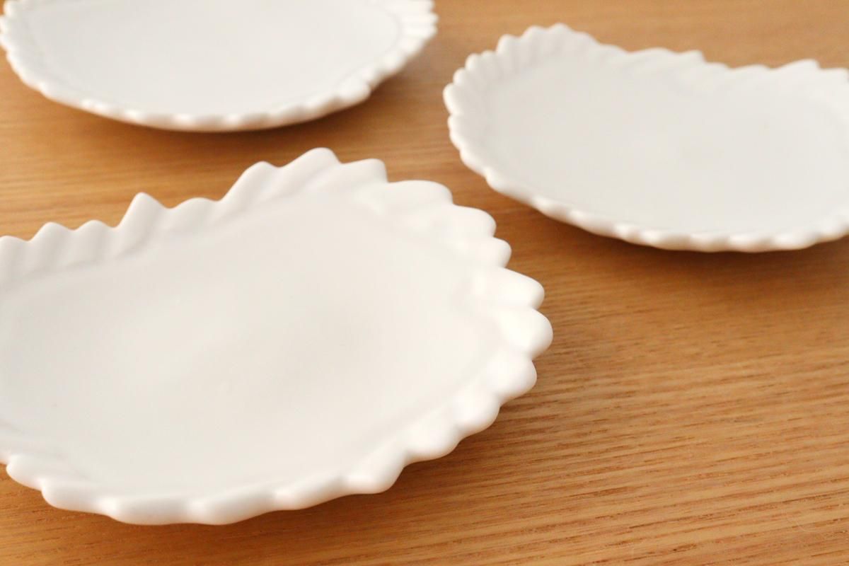 手描陶器皿　 木製額縁付き 手彫り豆皿｜額縁B｜白｜磁器｜藤村佳澄｜和食器通販｜うちる｜和食器