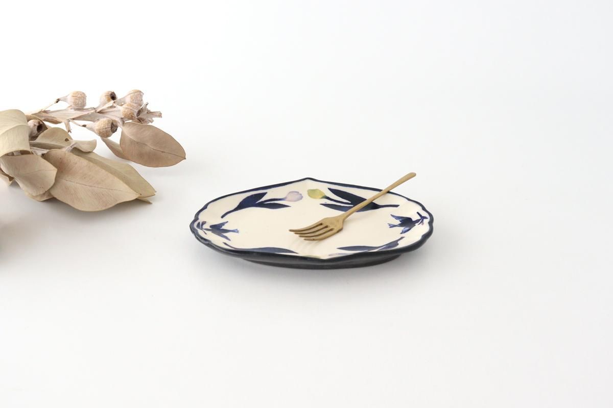 粉引絵付け皿|オニオン型|チューリップと鳥|陶器|なかがき 粉引絵付け皿|オニオン型|チューリップと鳥|陶器|なかがき