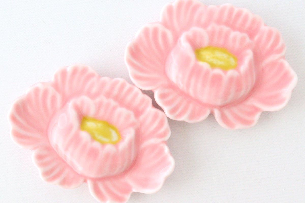 作家物 工房いとう 有田焼の牡丹柄三方浅鉢です。ピンクから紫色の 作家物 工房いとう 有田焼の牡丹柄三方浅鉢です。ピンクから紫色の